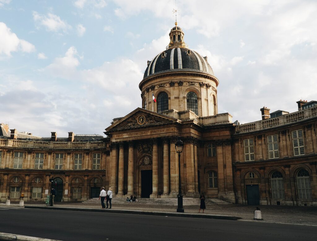 bâtiment institutionnel avec un drapeau français